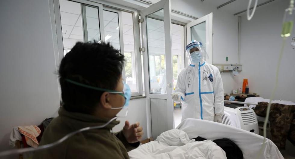 Un trabajador médico en traje de protección interactúa con un paciente dentro de una sala aislada en el Hospital Jinyintan en Wuha, China. (Foto: Reuters).
