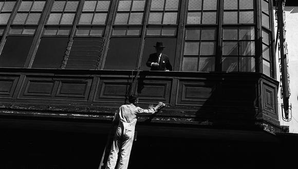 Lima, 18 de enero de 1960. Bruno Roselli dirige la limpieza de los balcones en el Centro Histórico de Lima. (Foto: GEC Archivo Histórico)