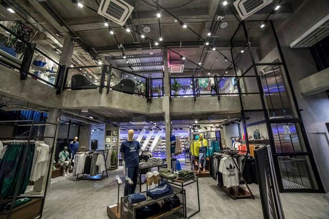 Adidas Originals, la línea urbana de la marca, abrió su primera Fashion Destination Door en Perú, ubicada en la Avenida Comandante Espinar. Podrán encontrar modelos y colecciones exclusivas, nuevos lanzamientos y colaboraciones con artistas globales