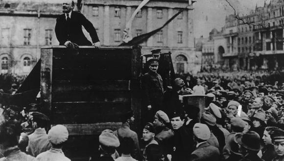 El líder revolucionario comunista ruso, Vladimir Lenin (1879 - 1924), pronunciando un discurso en la Plaza Sverdlov (ahora Plaza del Teatro), en Moscú, 5 de mayo de 1920. (Foto de Keystone / Getty Images)