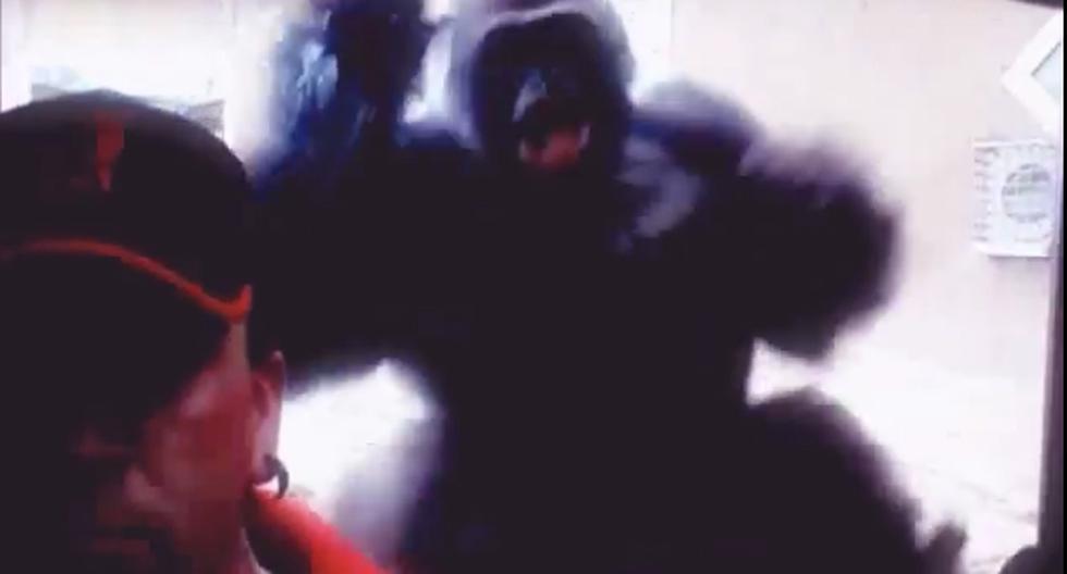 YouTube nos trae un curioso video en el que podremos apreciar como un gorila casi mata a un chico tras tratar de tomarse un selfie. (Foto: captura)