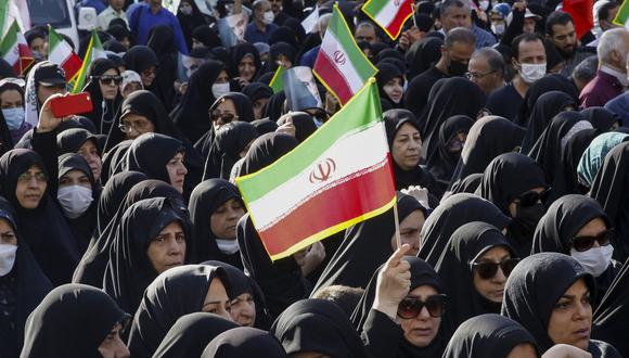 Imagen referencial. Los iraníes participan en una manifestación progubernamental en la plaza Tajrish al norte de Teherán, el 5 de octubre de 2022, condenando las recientes protestas antigubernamentales por la muerte de Mahsa Amini.