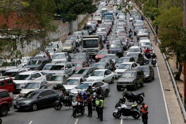 Algunas ciudadanos cortaron el tráfico en arterias de Caracas en protesta por la falta de luz y agua.