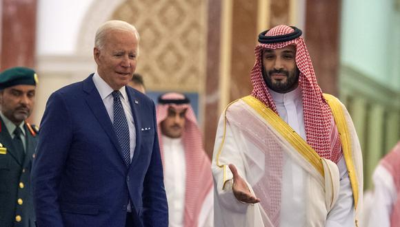 La imagen muestra al príncipe heredero de Arabia Saudita, Mohammed bin Salman, dando la bienvenida al presidente de los Estados Unidos, Joe Biden, en el Palacio Al-Salam. (Foto:  Bandar AL-JALOUD / Saudi Royal Palace / AFP)