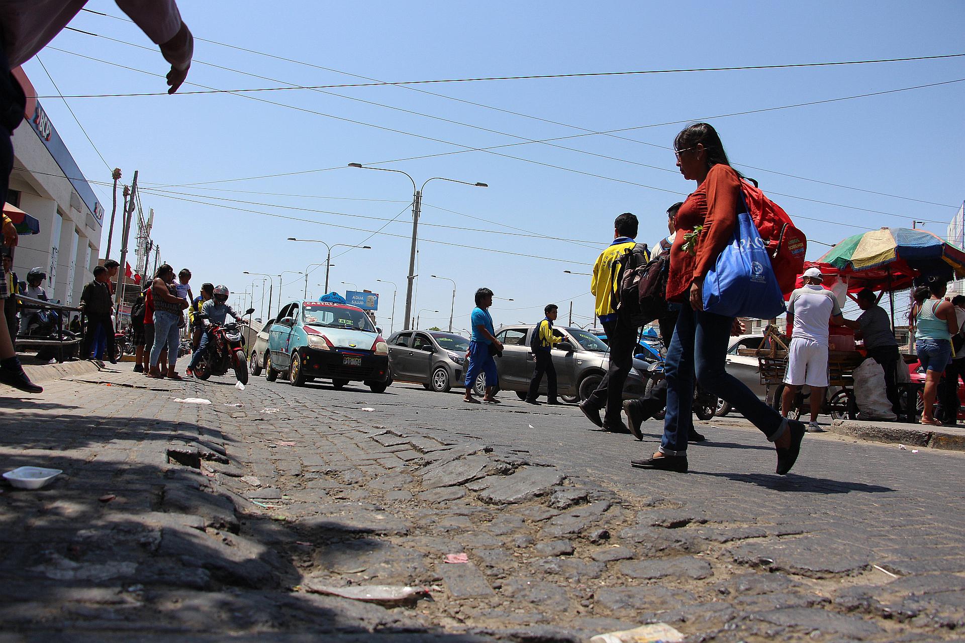 Esta avenida ha sido invadida por ambulantes que el municipio de Piura intenta desalojar sin éxito desde hace varios meses. (Foto: Ralph Zapata / El Comercio).