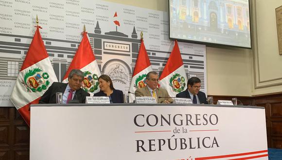 Tulio Vizcarra, secretario general del Sitracon; Karina Beteta, miembro de la Comisión Permanente; Pedro Olaechea, presidente de la Comisión Permanente; y Giovanni Forno, oficial mayor del Congreso. (Foto: El Comercio)