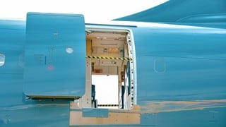 Un pasajero abrió la puerta de un avión en vuelo y desató el terror entre los tripulantes