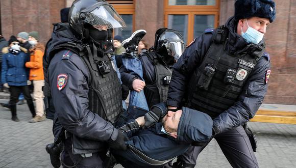 Un hombre siendo arrestado en Moscú el domingo. (GETTY IMAGES)