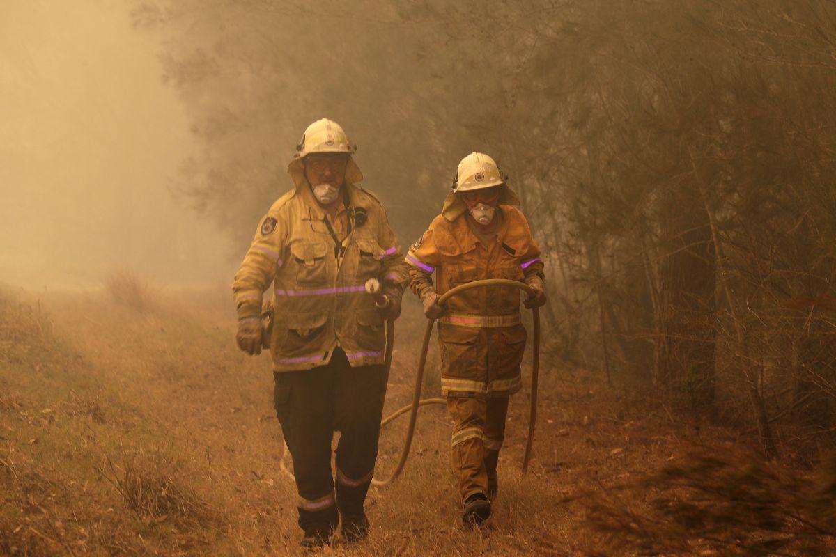 Las autoridades hicieron evacuar a decenas de miles de personas este sábado porque se esperan que las condiciones meteorológicas empeoren. (Foto: AP)