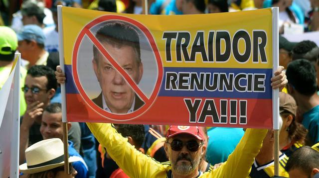"¡No más Santos!": miles marchan en protesta liderada por Uribe - 1