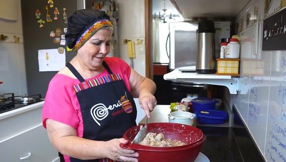 El documental de poco menos de 30 minutos de duración es una producción bilingüe y muestra las historias de cocineros y cocineras peruanos en la capital de Brasil. (Foto: Difusión)