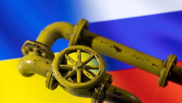 Tuberías de gas natural impresas en 3D colocadas en las banderas de Rusia y Ucrania en esta ilustración tomada el 31 de enero de 2022. (Foto: Reuters).