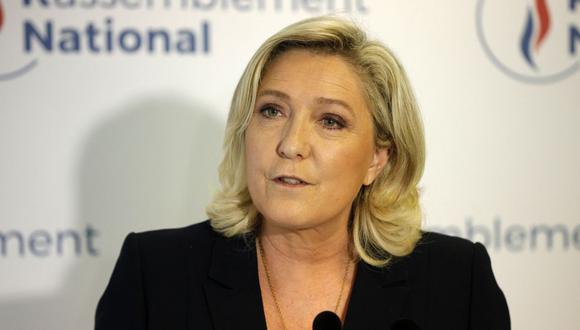 Marine Le Pen habla con la prensa en la sede de su partido después de los primeros resultados en la segunda vuelta de las elecciones regionales en Francia. (Foto de GEOFFROY VAN DER HASSELT / AFP).