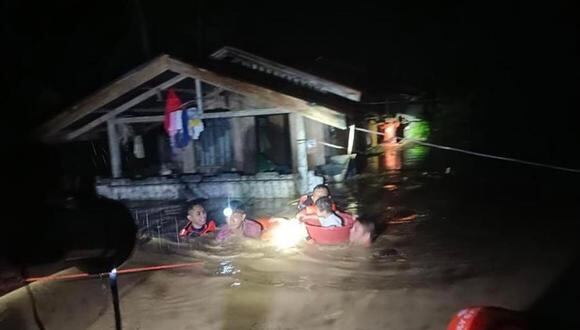 Personal de la guardia costera evacuando a los residentes de una casa inundada el día de Navidad en la ciudad de Ozamiz, provincia de Misamis Occidental, Filipinas, el 25 de diciembre de 2022. (Foto de EFE/EPA/PCG)