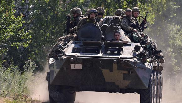 Soldados de Ucrania se desplazan en la parte superior de un vehículo de combate blindado en una carretera en el campo de Siversk, en el óblast de Donetsk, el 8 de julio de 2022. (MIGUEL MEDINA / AFP).