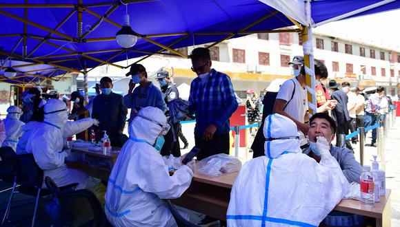 Personas hacen cola para someterse a pruebas de COVID-19 en Lhasa, en la Región Autónoma del Tíbet occidental de China, el 9 de agosto de 2022. (Foto de CNS / AFP)