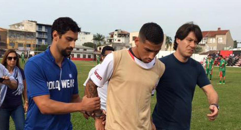 Policía arresta a jugador profesional en plena cancha. (Foto: Facebook)