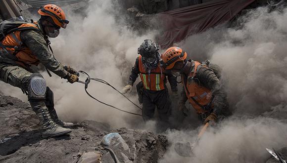 Erupción del volcán de Fuego dejó más de 100 muertos y 300 desaparecidos en Guatemala. (Foto: AP)