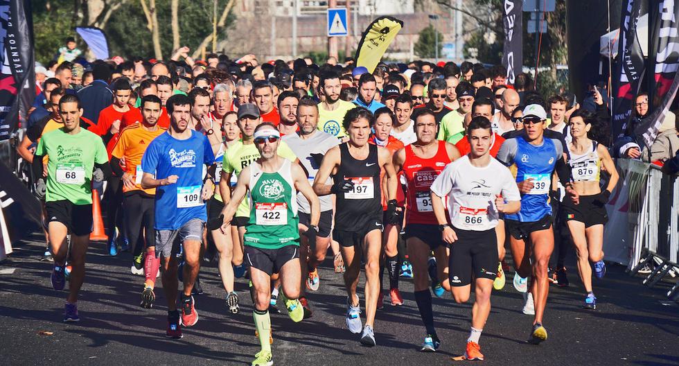 Una maratón demanda una alimentación e hidratación especial debido al alto gasto energético, la necesidad de reponer líquidos y electrolitos perdidos, y la importancia de la recuperación y reparación muscular.