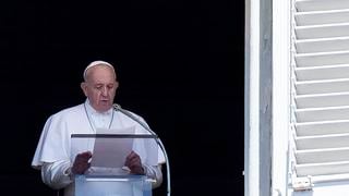 El papa recuerda llegada del hombre a la Luna y anima a lograr retos mayores, pero en la Tierra