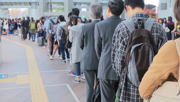 Cola de personas en un terminal de autobuses. (Imagen: kurikawa / Pixabay)