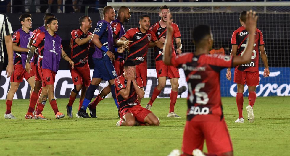 Paranaense anotó sobre el final y eliminó a Libertad por la Copa Libertadores. (Foto: AFP)