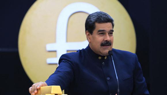 Imagen muestra a Nicolás Maduro hablando junto a los lingotes de oro en Caracas (Venezuela), el 22 de marzo de 2018. (Venezuelan Presidency / AFP).