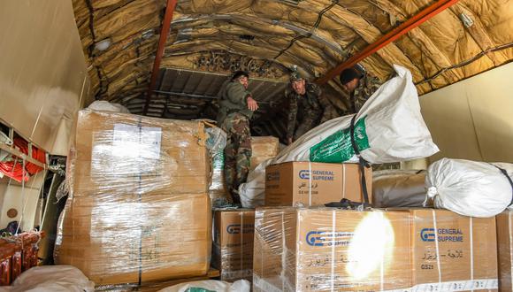 Los paquetes de ayuda humanitaria proporcionados por Arabia Saudita para las víctimas del terremoto del 6 de febrero se descargan de un avión de transporte Ilyushin Il-76TD en el Aeropuerto Internacional de Alepo en el norte de Siria el 14 de febrero de 2023. (Foto por AFP)