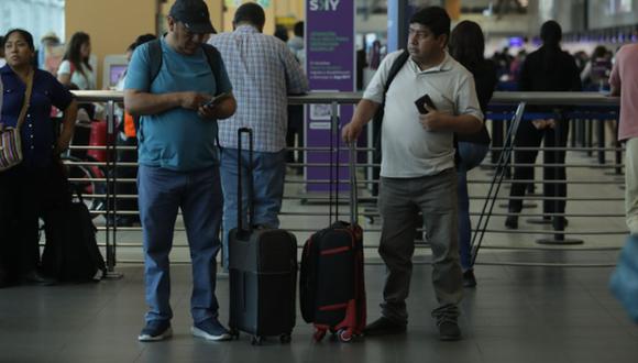 Cientos de personas se encuentran varadas en el aeropuerto Jorge Chávez por el retraso y cancelación de algunos vuelos | Foto: Britanie Arroyo/ @photo.gec