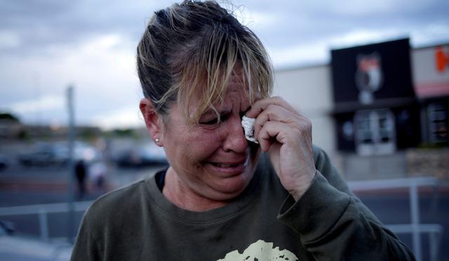 Una mujer llora tras el tiroteo en una tienda Walmart de El Paso, Texas, que dejó al menos 20 muertos y 26 heridos. (Reuters).