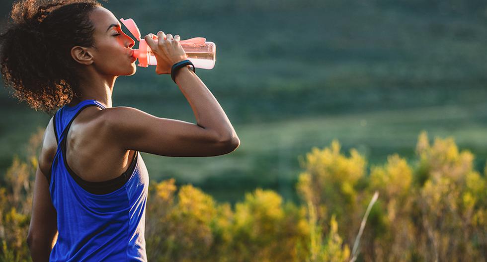 Mantente hidratado constantemente, eso evitará que el calor te afecte al correr este verano.