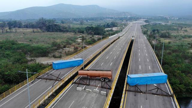 Cúcuta | Así han bloqueado los militares venezolanos el puente por donde iba a pasar la ayuda humanitaria. (AFP)