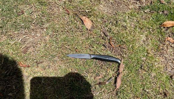 La policía encontró este cuchillo cerca a donde fue encontrado el cadáver de la mujer.(Foto: PNP)