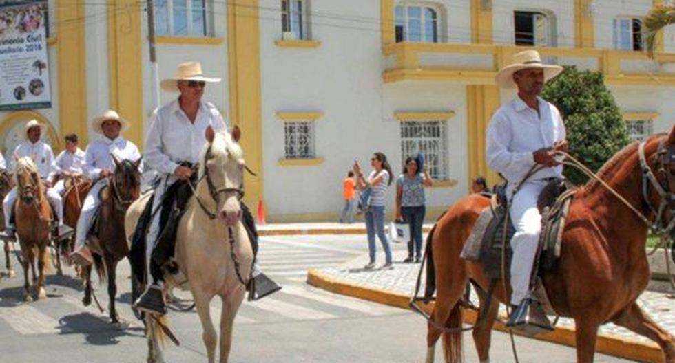En un vistoso simulacro, 100 caballos peruanos de paso hicieron gala de lo que será el homenaje que recibirá el Papa Francisco a su ingreso al distrito de Víctor Larco. (Foto: Andina)