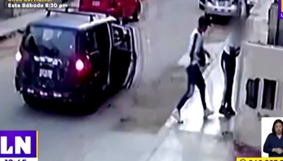 Mujer cayó desmayada tras ser golpeada fuertemente en la cabeza por delincuentes. (Foto: Captura / Latina Noticias)