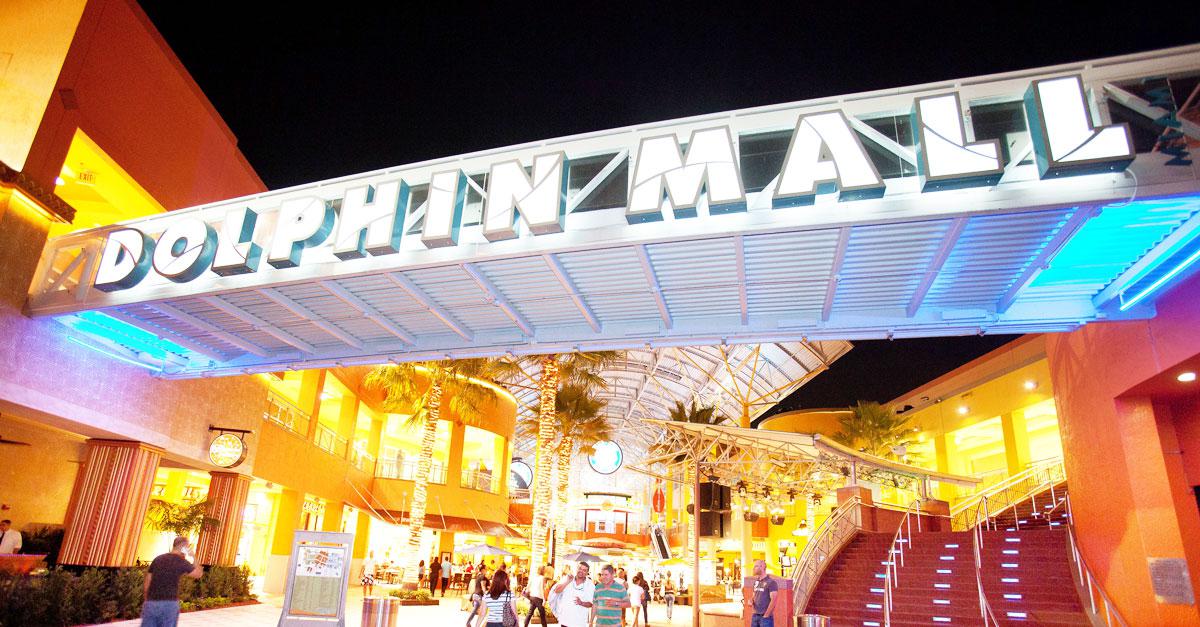 Dolphin Mall. Se encuentra a ocho kilómetros del aeropuerto de la ciudad y reúne más de 250 tiendas que cuentan con descuentos durante todos los días del año. Es uno de los más concurridos por viajeros, puesto que ofrece gran variedad de marcas, además de tener una zona de restaurantes y un teatro. (Foto: Dolphin Mall).