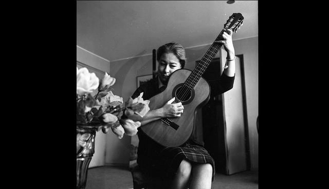 La figura de Chabuca Granda era imponente tanto como su sensibilidad y delicadeza. Esta  foto de abril de 1966 la muestra bordoneando su guitarra en un alto de una entrevista. (Foto: Archivo Histórico El Comercio)