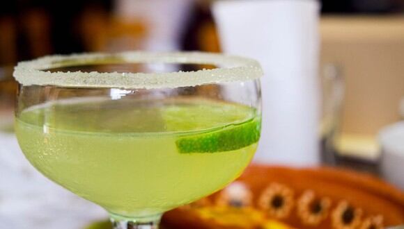Es tradicional escarchar un vaso con jugo de limón y sal para disfrutar del tequila. (Foto: Angel Chavez / Pixabay)