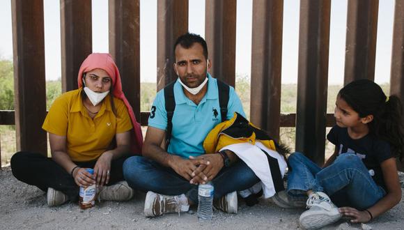 Una familia india aspira a solicitar asilo político en Estados Unidos tras cruzar desde México al estado de Arizona. (Getty Images).