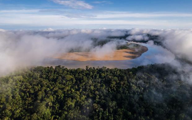 El río Putumayo visto desde el aire, frente a la comunidad Nativa Bobona, en Colombia. Foto: Diego Pérez / SPDA