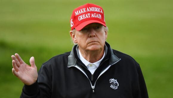 El expresidente de los Estados Unidos, Donald Trump, saluda mientras juega golf en los campos de golf Trump Turnberry, en Turnberry, en la costa oeste de Escocia, el 2 de mayo de 2023. (Foto de ANDY BUCHANAN / AFP)