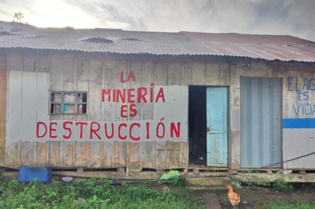 Con mensajes en las fachadas de las casas, los pobladores de Las Pampas y Palo Quemado muestran su oposición a la minería. Foto: Frente Nacional Antiminero.