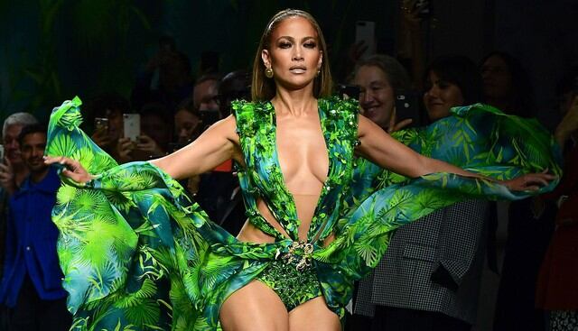 Jennifer Lopez presentó el año pasado la colección Versace de Primavera- Verano 2020 dejando boquiabiertos a miles (Foto: AFP)