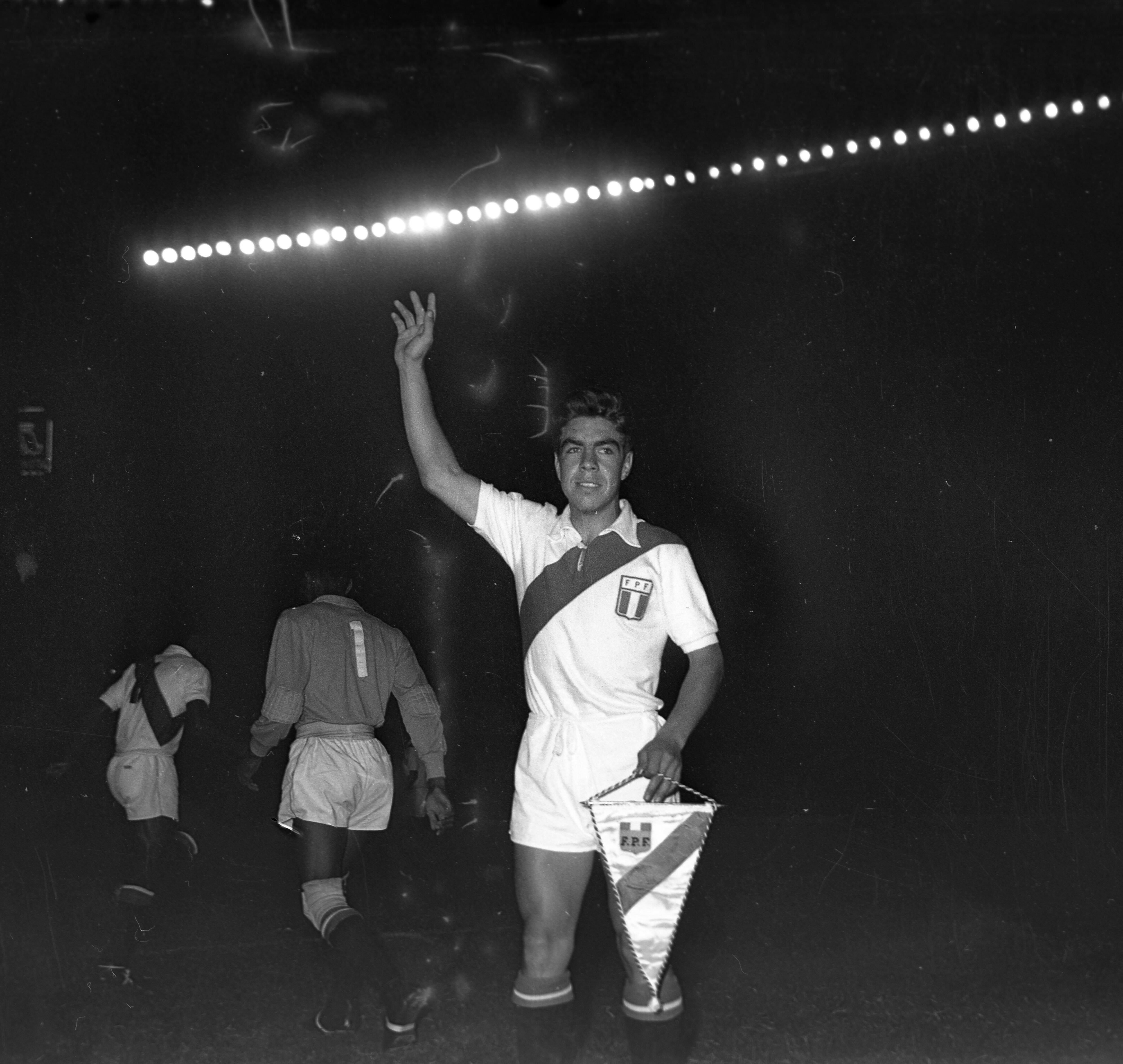 LIMA, 16 DE ABRIL DE 1960

TORNEO PRE OLIMPICO DE FUTBOL AMATEUR EN EL ESTADIO NACIONAL. EN LA IMAGEN HECTOR LADRON DE GUEVARA. 

FOTO:  EL COMERCIO