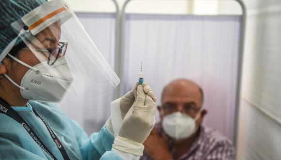 Imagen referencial de una persona que será vacuna contra el coronavirus. Aplicativos ayudarán al seguimiento y monitoreo de la vacunación contra el coronavirus en Perú. (Foto: Ernesto Benavides/AFP).