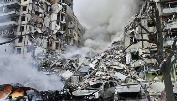 Los daños en un edificio residencial que fue alcanzado por los bombardeos en de Rusia en Dnipro, sureste de Ucrania, el 14 de enero de 2023. (EFE).