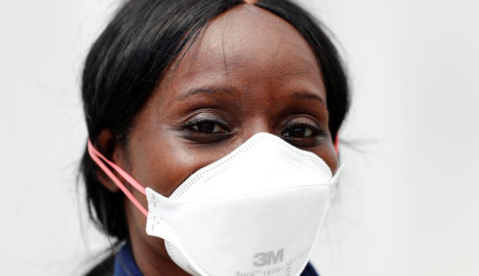 Flora Ajayi, de 47 años, trabaja sola en la nueva primera línea del coronavirus. Es parte de una red de enfermeras de atención domiciliaria de Nueva York que tratan a pacientes que han sido dados de alta y enviados a sus hogares para recuperarse de la enfermedad. (REUTERS/Lucas Jackson).
