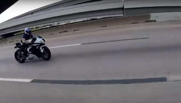 Afortunadamente, este motociclista tuvo al menos 300 metros para hacerlo sin chocar contra algún vehículo y salir ileso, ante el asombro de la persona que grababa. (Youtube)