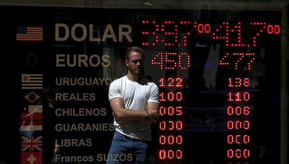 Hoy el dólar registraba una baja de 0.96% en la plaza mayorista de Argentina. (Foto: Reuters)