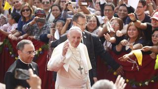 Papa Francisco: multitud lo recibe en Plaza de Armas de Lima
